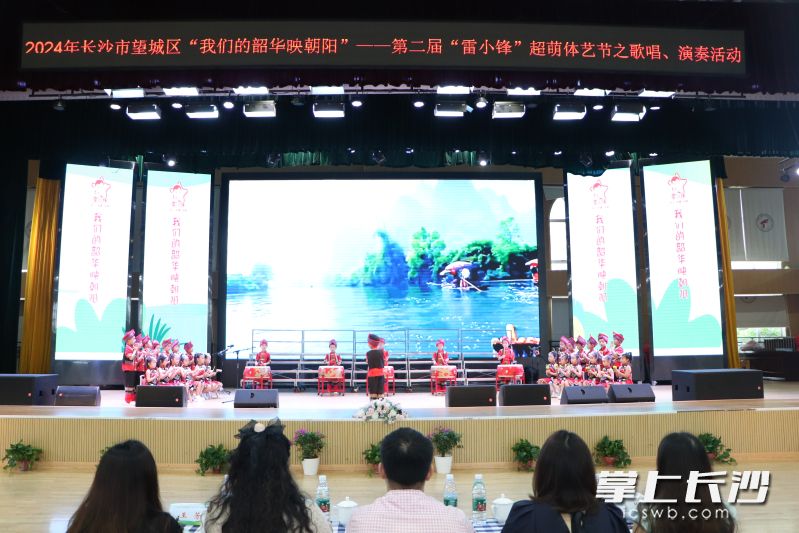 演奏项目复选展演活动中，孩子们用各种乐器进行演奏。