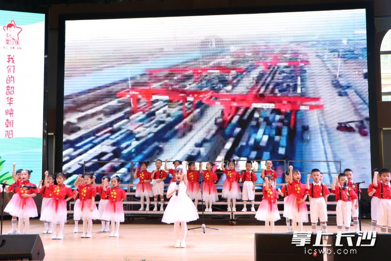 歌唱项目复选展演活动中，孩子们纷纷化身“小小歌唱家”，尽情释放和展示“合唱”的激情能量。均为长沙晚报通讯员 陈姣 洪亮 供图
