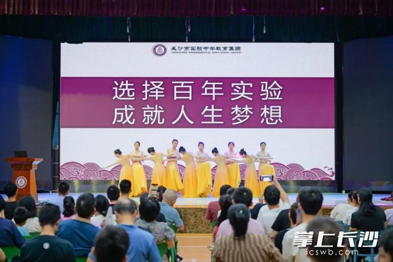 旋转，跳跃，舞动青春！校舞蹈团带来自编舞蹈《我们的歌》，为家长学生带来一场视觉盛宴，直观展示长实美育的丰硕成果。
