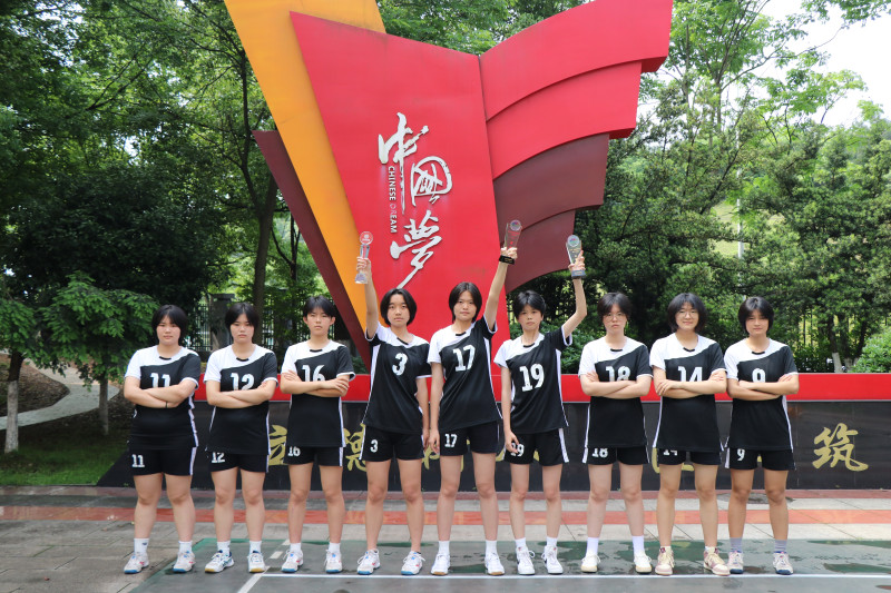 学校排球队获奖后回校留影。