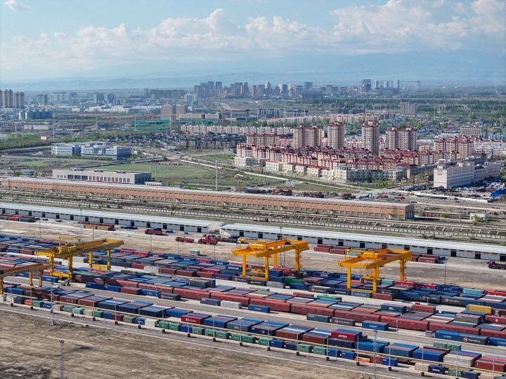 这是2024年4月18日拍摄的霍尔果斯铁路口岸换装场（无人机照片）。新华社记者 赵戈 摄