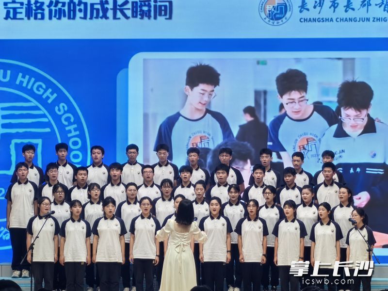 欢迎仪式上，两地学子同唱一首歌，点燃“湘”港文化交流火花。  均为长沙晚报实习生欧阳雪、张文艺摄