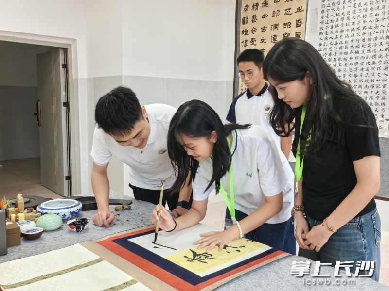 长郡智谷中学为香港中学生交流团精心准备了书法及排球两门特色课程。