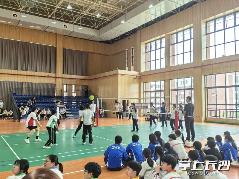 一场由两地学生共同参与的排球比赛，上演了一场体育竞技和“湘”港友谊的激情碰撞。