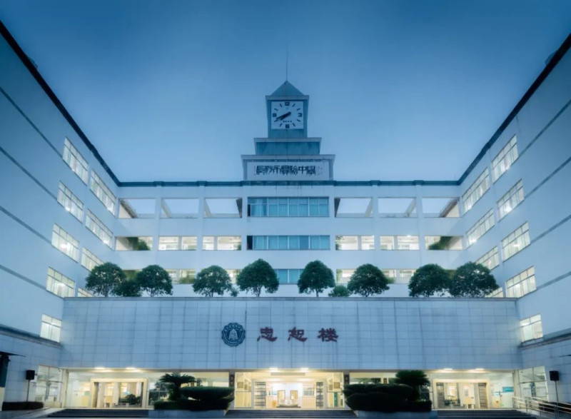 美丽校园，承载着学子梦想腾飞。