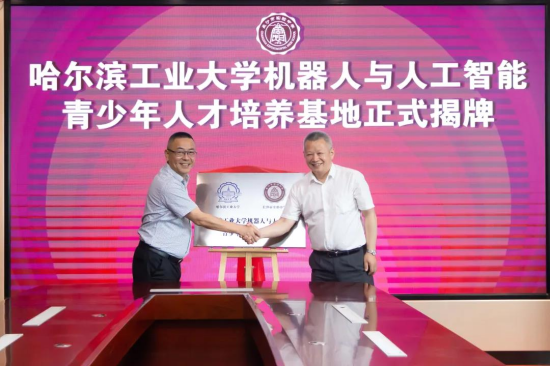 学校一贯重视学生信息学素养的提升。