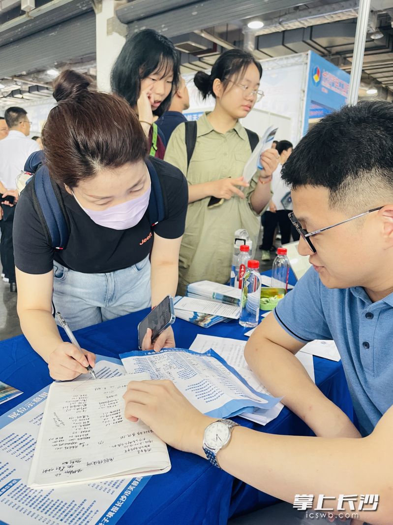 面对面教家长填志愿。