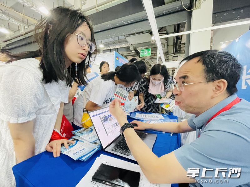 2024年长沙市中考招生现场咨询会人气火爆，吸引了5万多家长考生。图为长沙市教育局咨询台前中招专家指导家长填志愿。长沙晚报全媒体记者 岳霞 摄
