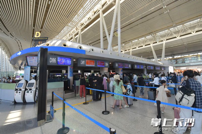 7月4日上午,在长沙黄花国际机场,不少旅客正在办理值机。 7月4日上午,在长沙黄花国际机场,不少旅客正在办理值机。
