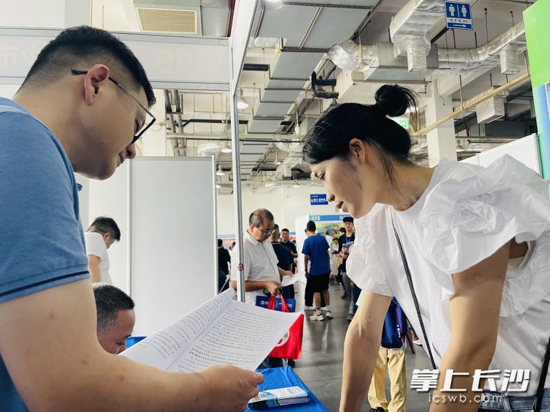 长沙市教育局中招办工作人员给家长指导如何填好志愿。  长沙晚报全媒体记者 岳霞 摄