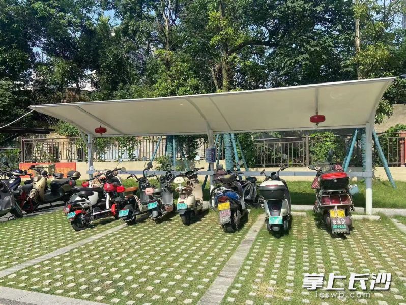 分布合理的停车棚和充电设施，让居民再也不用为“充电难”“停车难”烦心了。长沙晚报全媒体记者 李金 摄