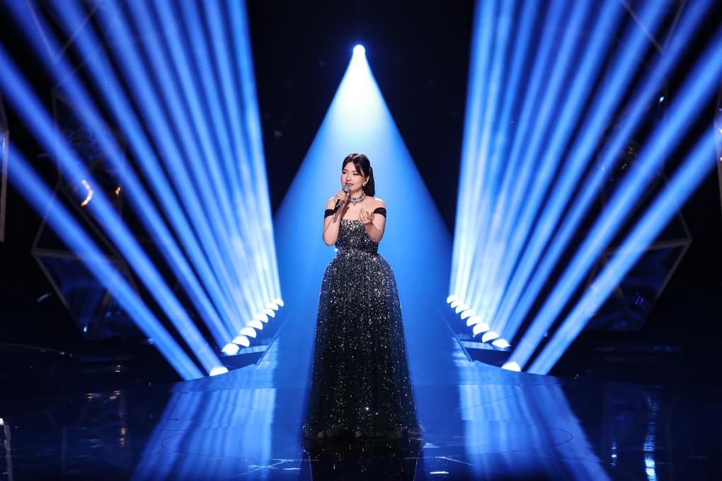 Kazakhstan vocalist Rukhiya performs during the "Singer 2024," a hit show by Hunan TV and Mango TV, in Changsha, central China's Hunan Province, June 28, 2024. (Xinhua)