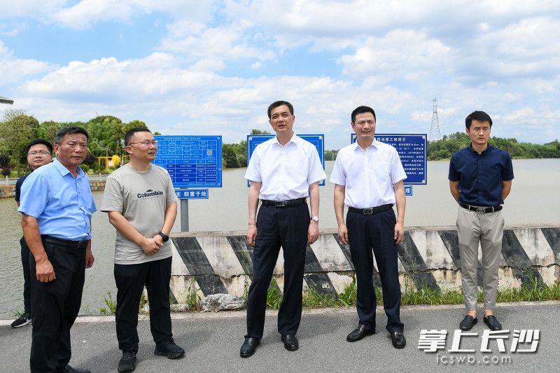 周海兵在浏阳市永安镇大安村凤形水库检查水库运行安全情况。  长沙晚报全媒体记者 郭雨滴 摄