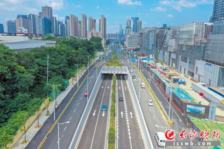 5日，湘雅路过江隧道建成通车，将进一步缓解城区的过江交通压力、完善湘江两岸的交通网络。 长沙晚报全媒体记者 王志伟 摄