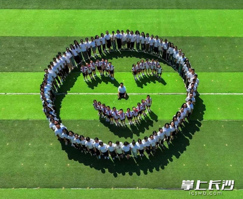 近日，长沙市摄影家协会的10位摄影家走进长沙市天心区青园友谊小学，免费给全校近百名师生拍最美写真。 均为长沙晚报通讯员 余佳桂 摄