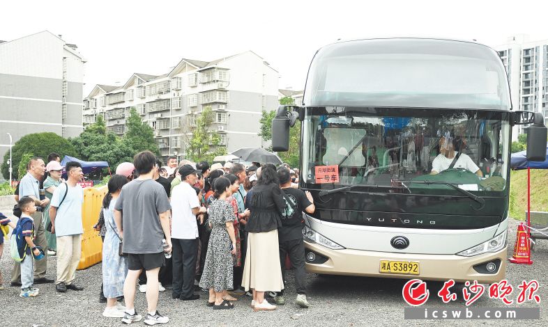 大巴车一来，人群一窝蜂涌到上车处。长沙晚报全媒体记者 罗悦 摄