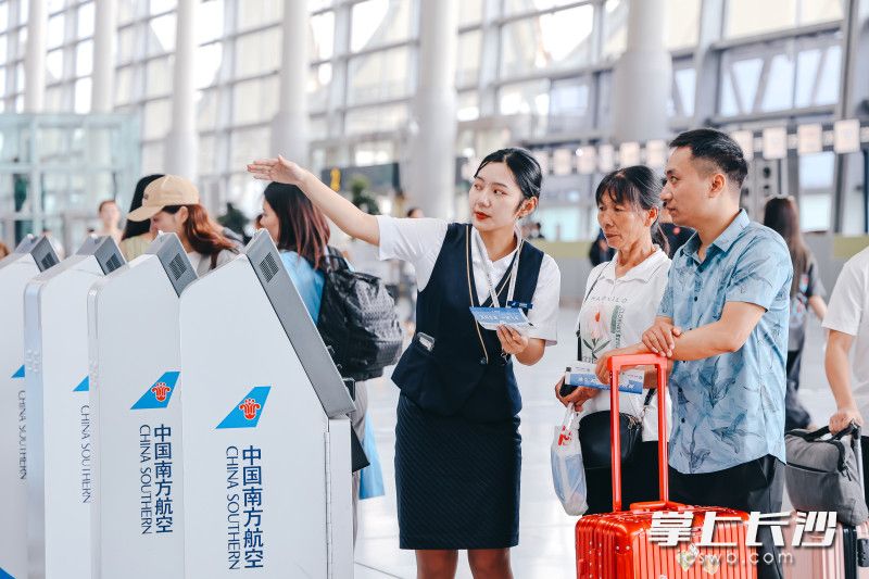 暑运期间，南航工作人员正在指引旅客。长沙晚报通讯员 曹弋远 供图