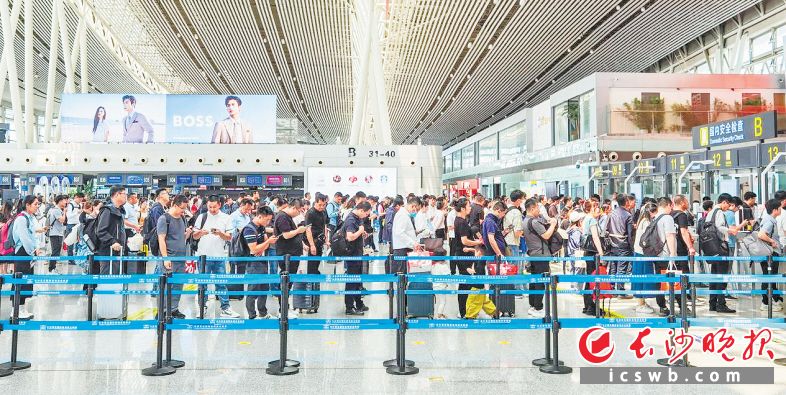 暑运期间，在长沙机场，诸多旅客正在排队准备过安检。 长沙晚报通讯员 李珊 供图