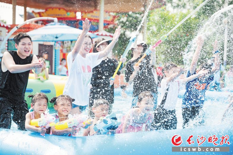 暑假到来，市民游客畅游方特东方神画。