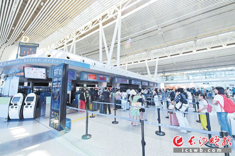 今年以来，长沙机场旅客总吞吐量已突破1600万人次，同比增长20%，暑期亲子游、出境游火热。 长沙晚报全媒体记者 王志伟 摄