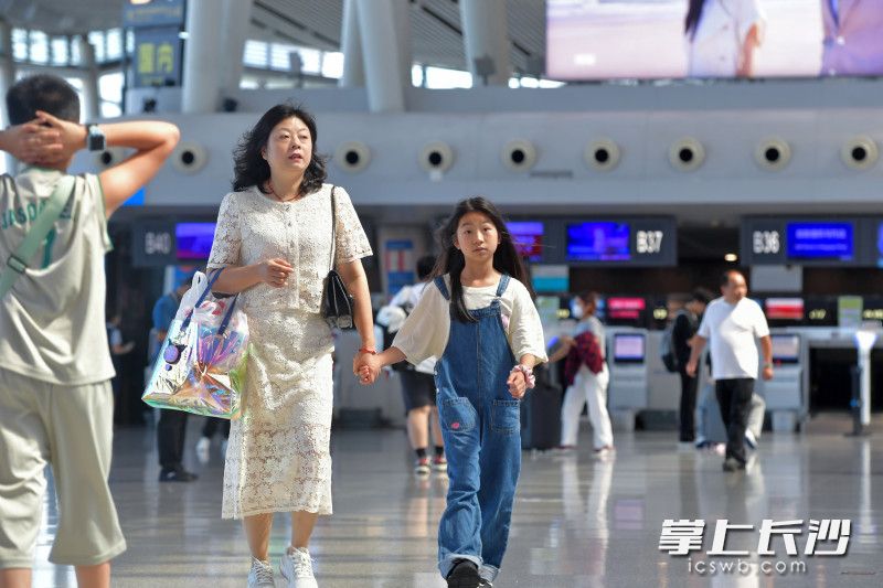 在长沙机场，一名家长带着孩子出行。 长沙晚报全媒体记者 王志伟 摄
