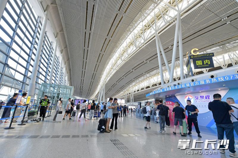 暑运期间，在长沙机场，不少旅客正准备出行。 长沙晚报全媒体记者 王志伟 摄