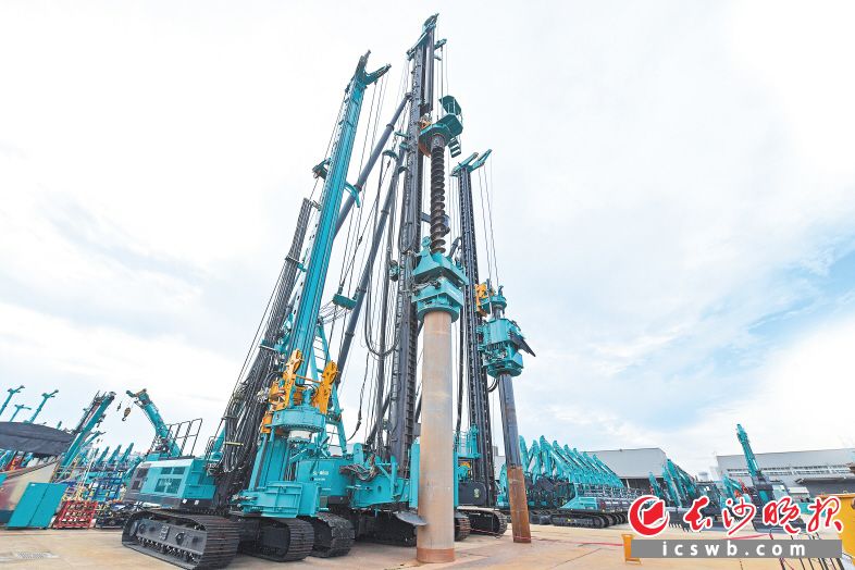 山河智能的全液压履带桩架今年加入“单冠天团”。长沙晚报全媒体记者 王志伟 摄 山河智能的全液压履带桩架今年加入“单冠天团”。长沙晚报全媒体记者 王志伟 摄