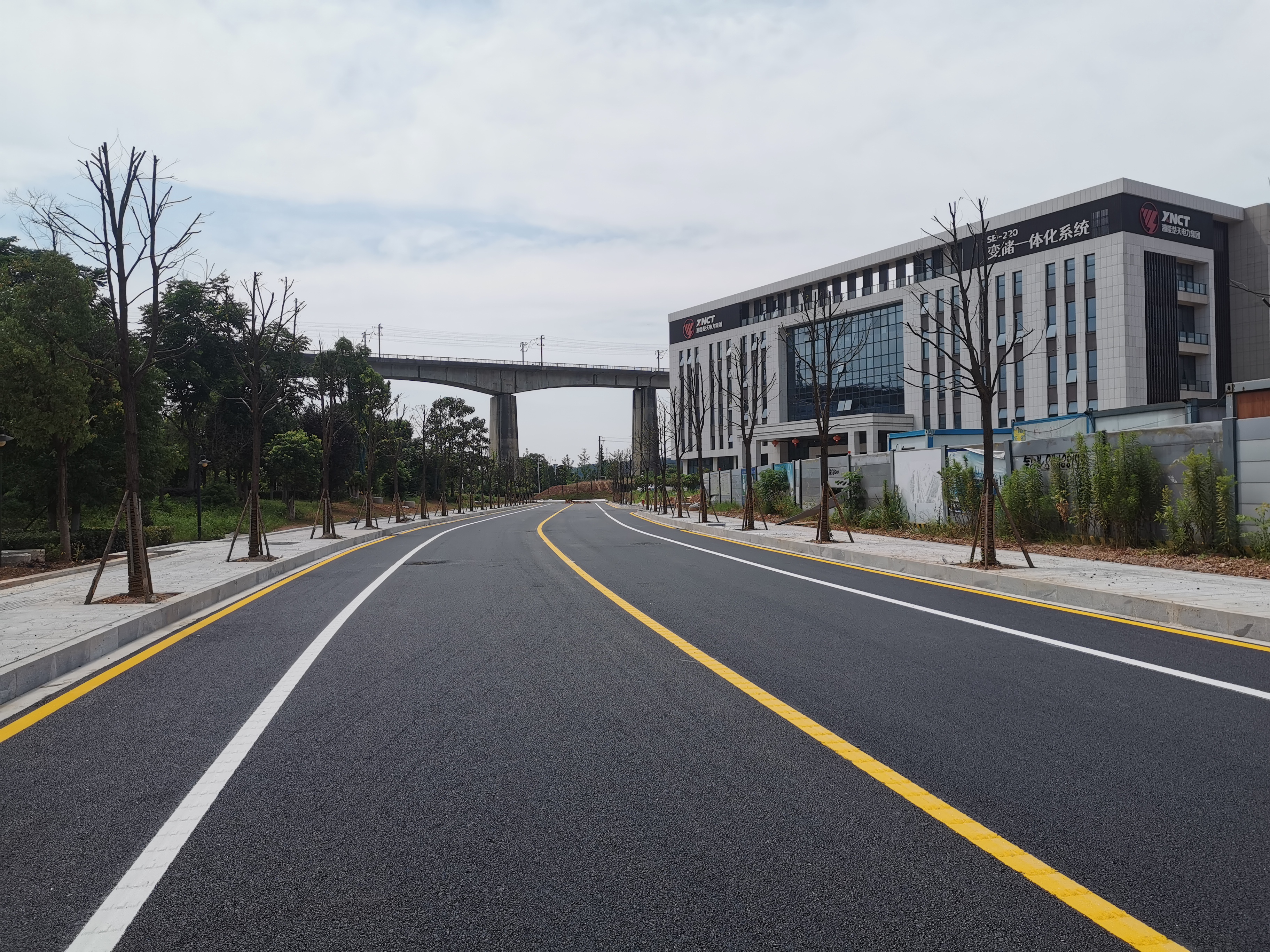振洪路二期（比亚迪路-沪昆高铁桥下）道路主体工程顺利完工。
