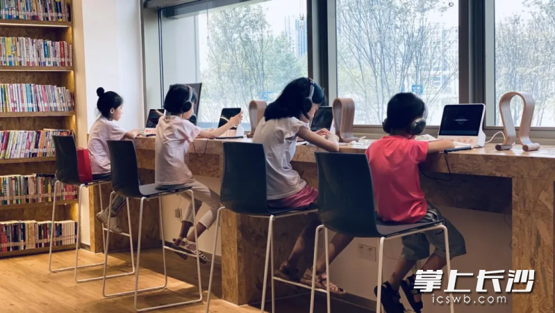 在长沙市，图书馆已然成为了孩子们假期里的热门打卡地。
