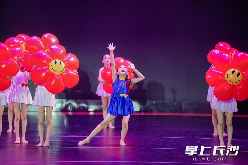 本次汇报演出以“闪耀明天”为主题，300余名师生共同呈现了9个精彩纷呈的节目。