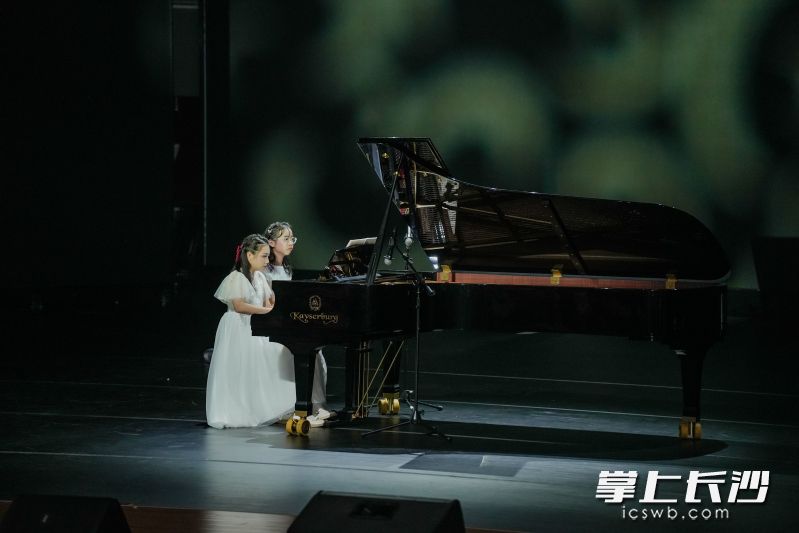 来自民乐、声乐、舞蹈、体育、主持与表达、钢琴等专业的小演员们轮番上阵、各展所长。
