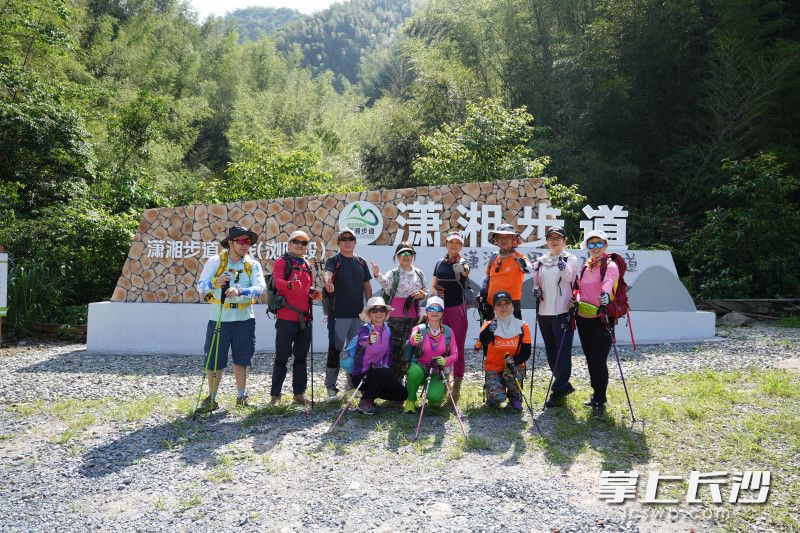 一群徒步者在美人谷出入口打卡。