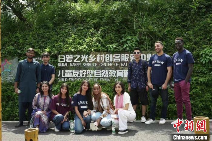 International students take a group photo at the Rural Maker Service Center at Bairuopu Town. (Photo provided by HNUCM)