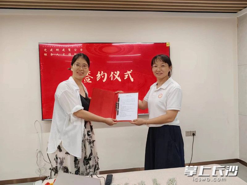 “青春主理人”和社区负责人签约反哺建设青春夜校。  长沙晚报全媒体记者 李卓 摄