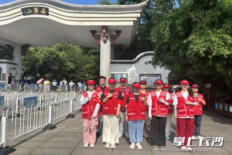 “小青星”青年志愿者们坚守在志愿服务岗位。