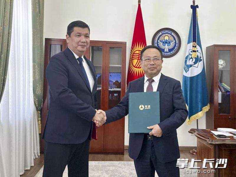 吉尔吉斯斯坦比什凯克市市长艾别克·朱努沙利耶夫（左）与湖南军信环保股份有限公司董事长戴道国在签约现场。  均为长沙晚报通讯员刘奕供图
