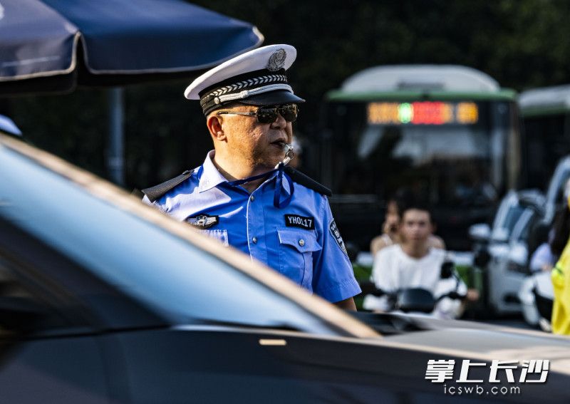 交警陈万江在指挥交通。  均为通讯员供图