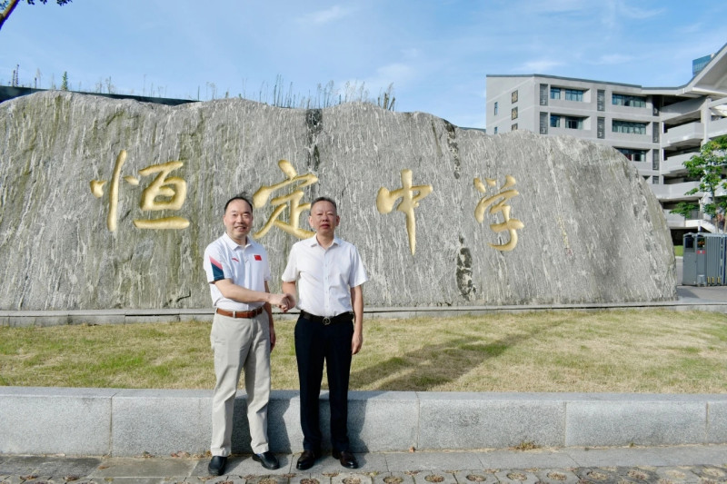 恒定中学董事李钊(左)与张迪平。长沙晚报通讯员 易颇 供图