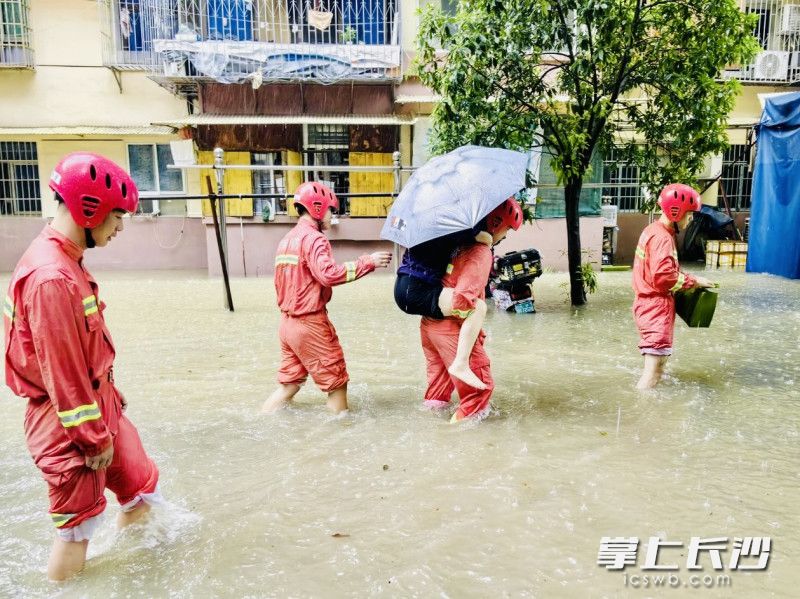 消防人员营救老人脱困。