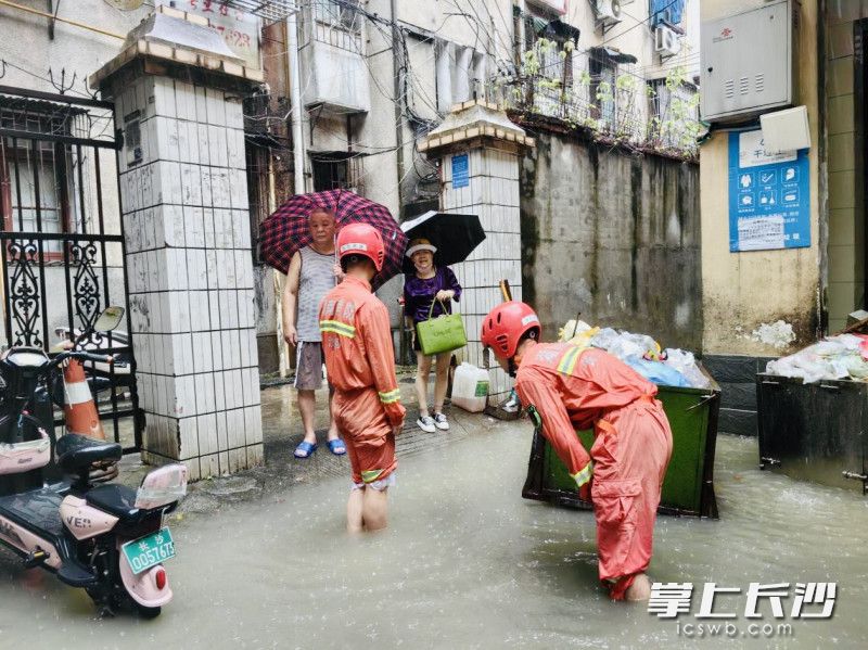 消防救援人员蹚水进楼栋救人。 均为通讯员供图