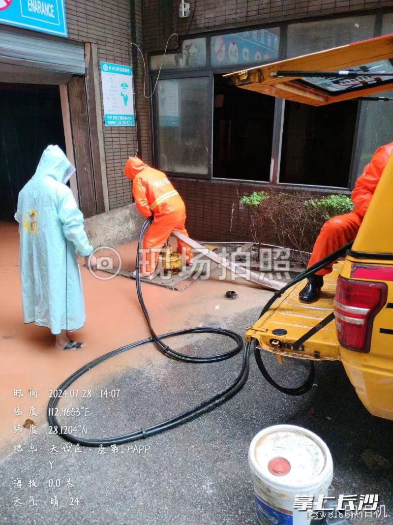 针对及第小区积水情况，工作人员迅速利用抽排设备进行处置。