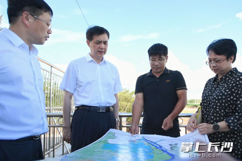 周海兵在倪家桥泵站现场检查。长沙晚报全媒体记者 郭雨滴 摄