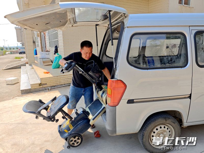 上车，出发。