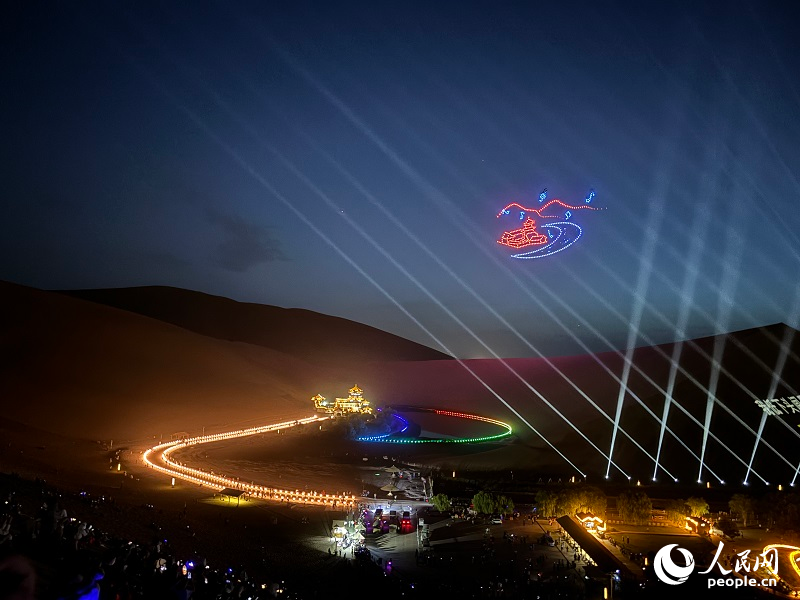 Photo shows a drone performance at Mingsha Mountain in Dunhuang, northwest China’s Gansu Province. (People’s Daily Online/Zhao Wen)