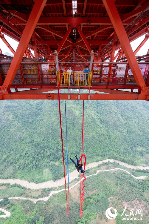 A tourist experiences bungee jumping at Baling River Bridge in southwest China’s Guizhou Province. (People’s Daily Online/Weng Qiyu)