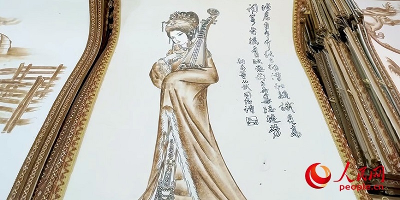 Photo shows a piece of exquisite felt pyrography work displayed at a store on Saishang Old Street in Hohhot, north China’s Inner Mongolia Autonomous Region. (People’s Daily Online/Kou Yanan)