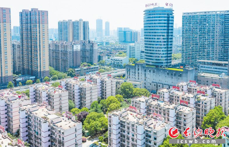 长沙晚报报业小区所有楼栋、单元都加装了电梯,成为全市首个规范化、规模化、整体成片加装电梯的示范小区。均为长沙晚报全媒体记者 邹麟 摄 长沙晚报报业小区所有楼栋、单元都加装了电梯,成为全市首个规范化、规模化、整体成片加装电梯的示范小区。均为长沙晚报全媒体记者 邹麟 摄