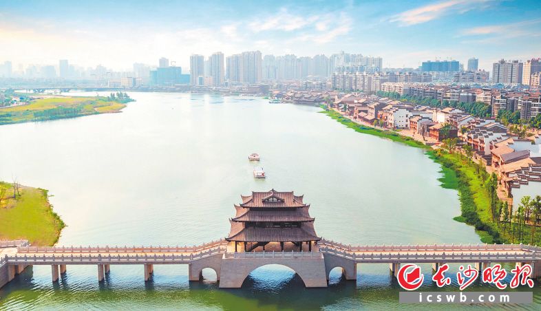 兴业银行长沙分行为常德穿紫河综合治理项目提供了金融支持，图为坐落于穿紫河畔的常德河街。兴业银行长沙分行 供图