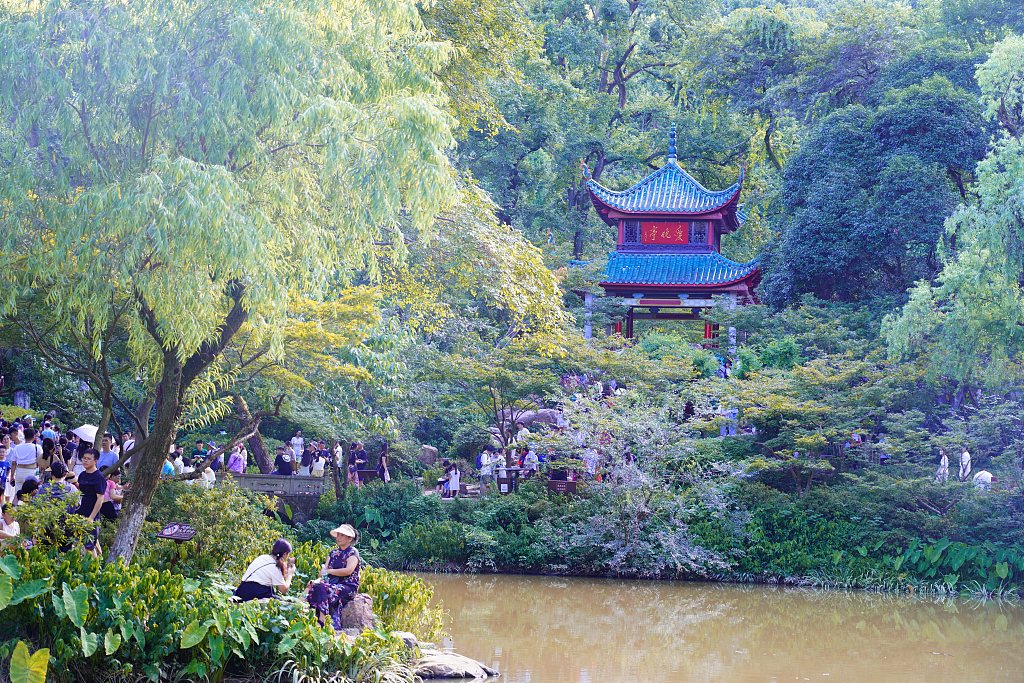 Crowds of visitors are seen at Aiwan Pavilion in Changsha, Hunan province, Aug 3, 2024. [Photo/VCG]