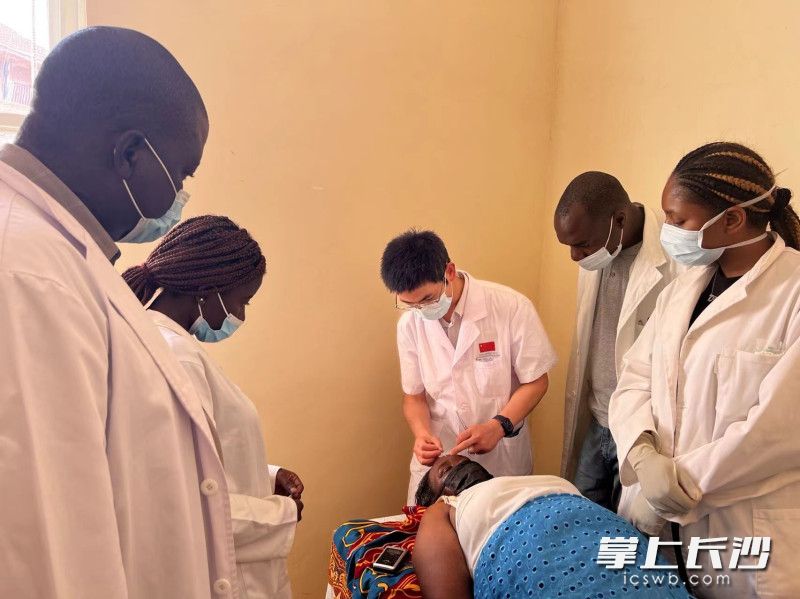 朱伟在援非时为非洲人民做针灸治疗。 朱伟在援非时为非洲人民做针灸治疗。